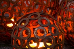 Rostig klot av brickor med ljus i foto av Peter Wibjörk